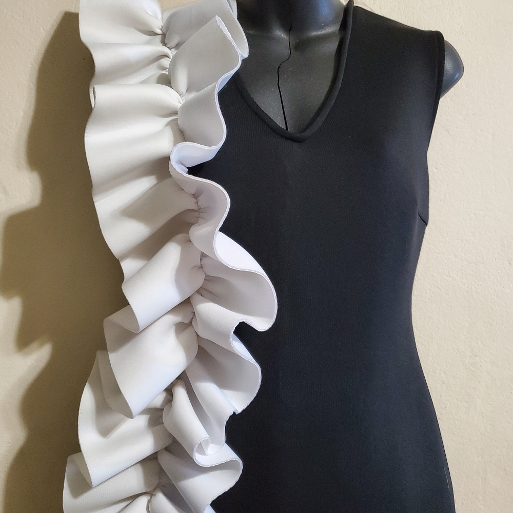 La Patean Dress Black white side Ruffle Size 12 - Picture 2 of 6